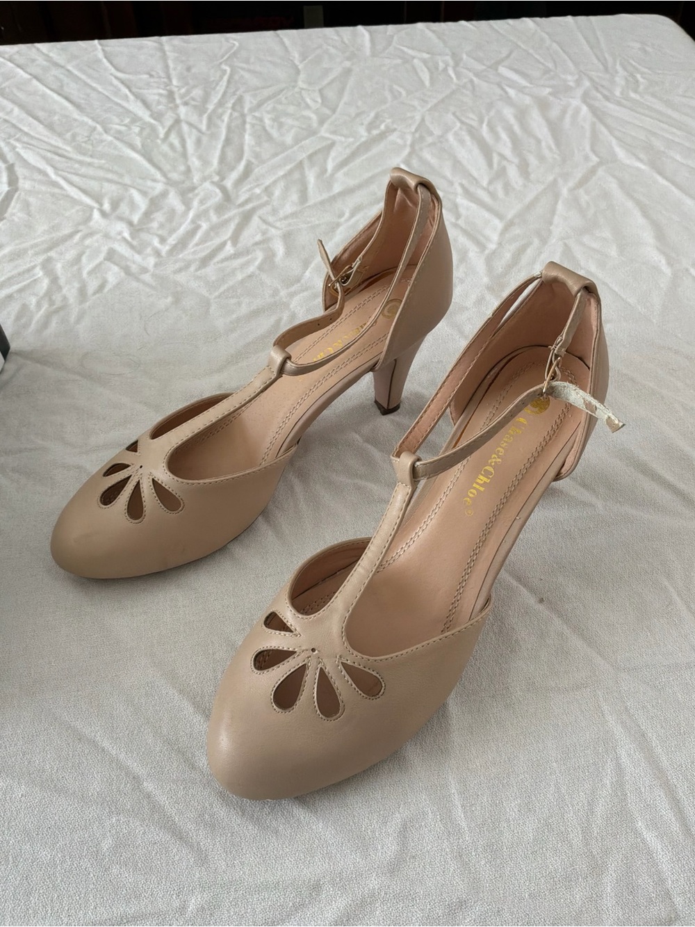 ******* T-Strap Heels in Light Beige with Floral Cutouts Retro ********